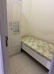 Amazing partition next to metro including daily cleaning