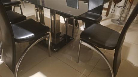 Selling 6 seater dinner table